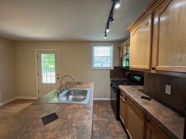 Building Photo - 5117 Cypress St