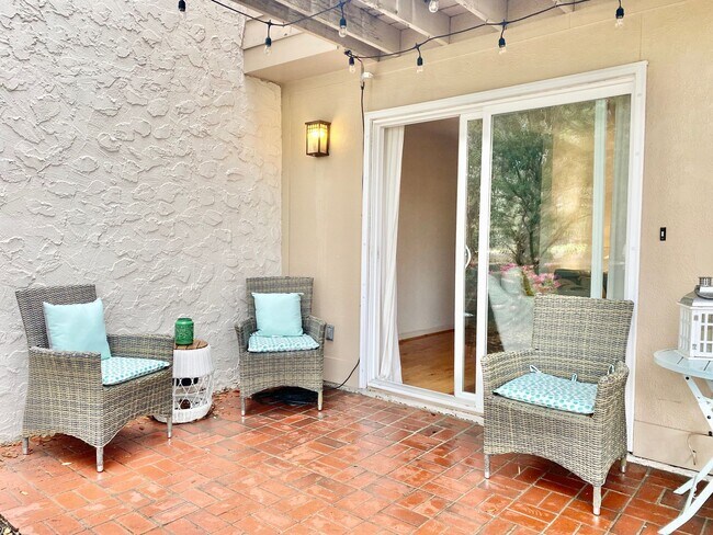 Building Photo - Beautiful Mount Pleasant Townhome