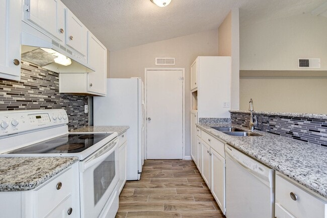 Building Photo - Spacious Home in Hockley – Move-In Ready!