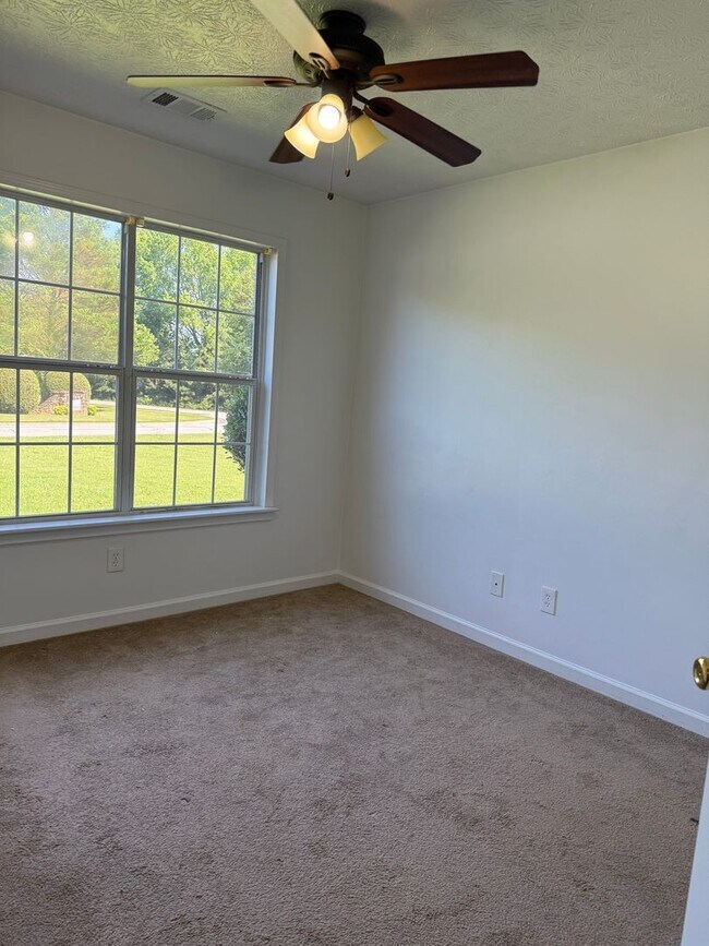 Building Photo - 3 Bedroom 2 Bathroom Ranch Home