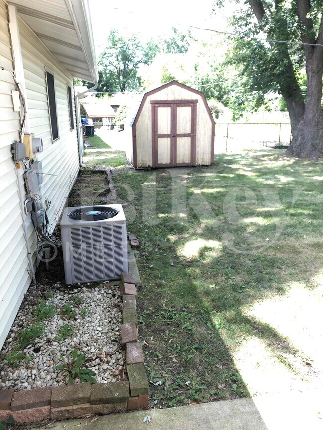 Building Photo - 127 Saugatuck Rd