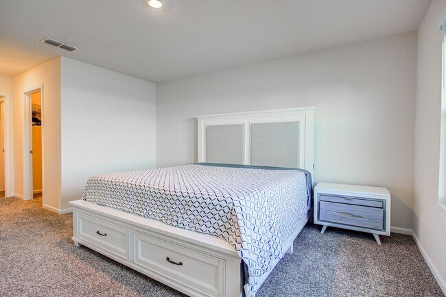 Building Photo - MOVE-IN READY 3/2 IN ENTRADA!