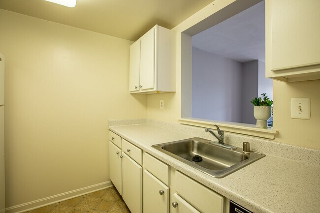 Building Photo - Charming 2 BR/2 BA Condo in Barry Farms!