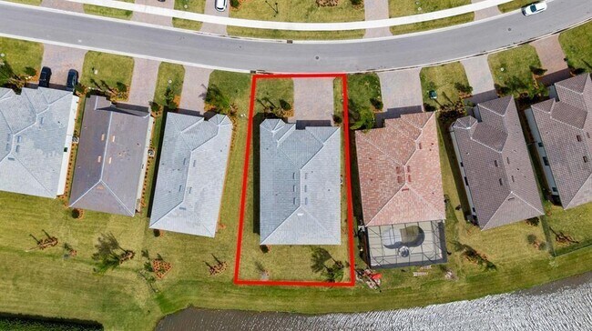 Building Photo - 818 SE Courances Dr