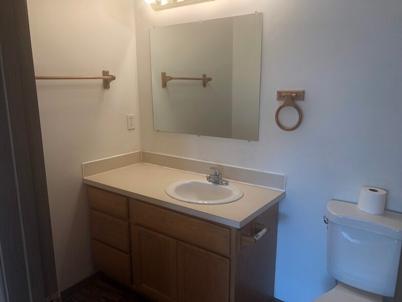 Building Photo - 1609 E Hartson Ave