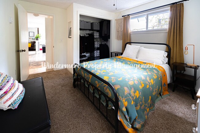 Building Photo - Sunny, Bright 2 bedroom in Poulsbo, Community Beach/Playground