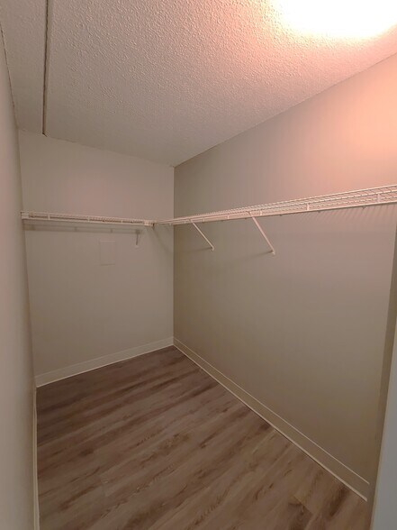 Building Photo - 1 S Point Dr