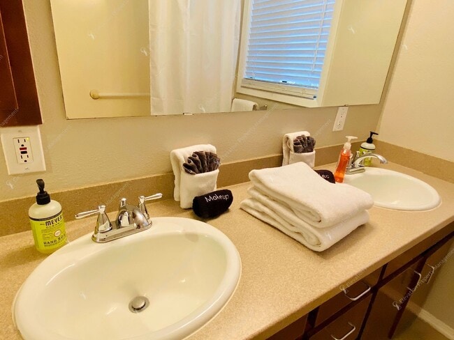 Building Photo - FULLY FURNISHED, 1 BR - 1.5 BA + LOFT CONDO IN NW BEND