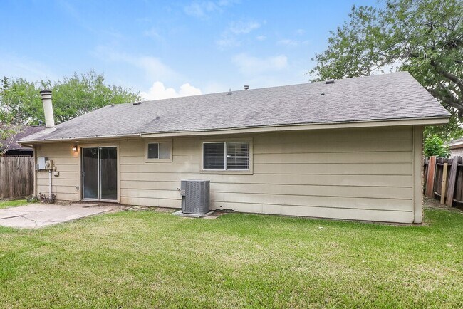 Building Photo - 6527 La Violetta Dr