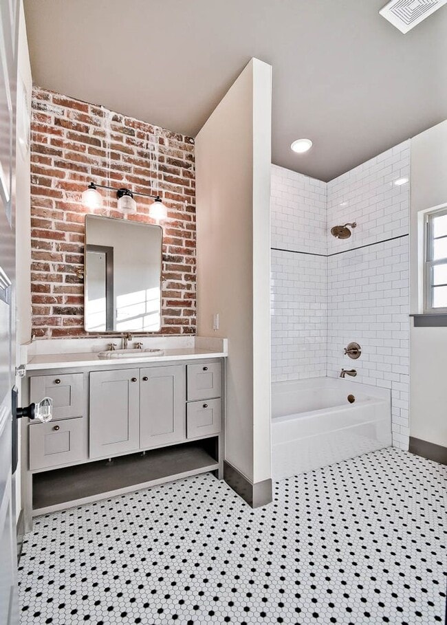 Building Photo - Chicago Row Townhouse