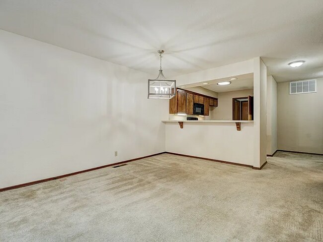 Building Photo - Beautiful 3bed/3bath Townhome Available in Westside Norman!!