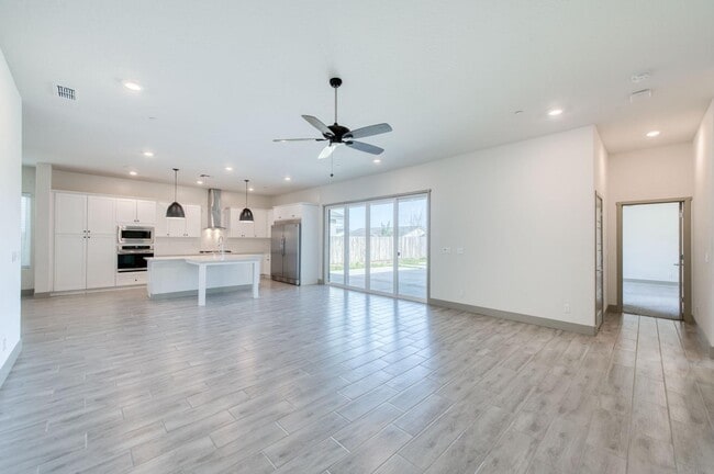 Building Photo - 860 Spg St W