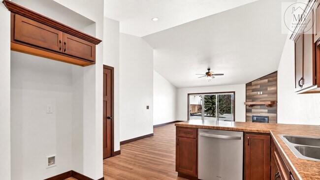 Building Photo - 837 Killarny Trail