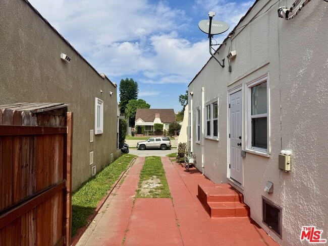 Building Photo - 3564 Dover St