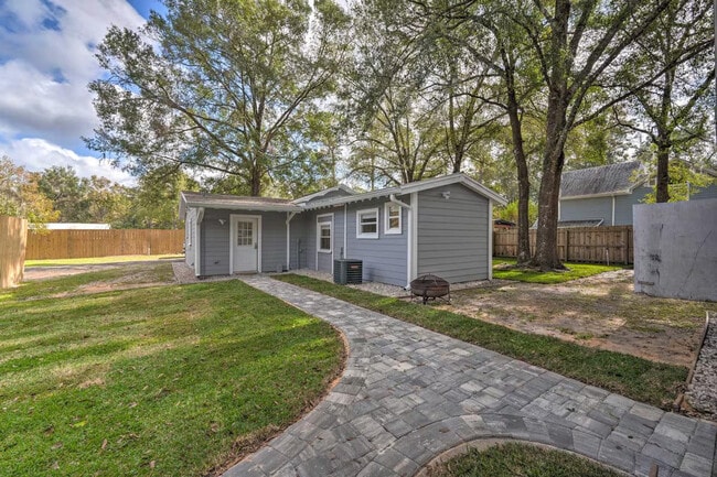 Building Photo - 224 E Kelly Park Rd