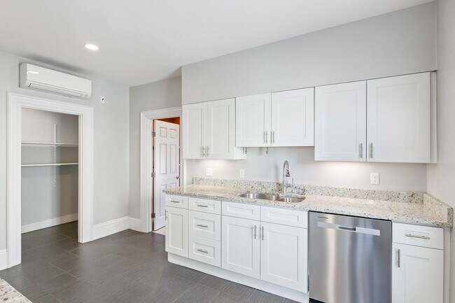 Building Photo - 303 Islington St