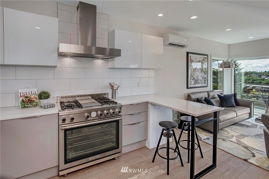 Chef's cooktop with exhaust - 2210 12th Ave W