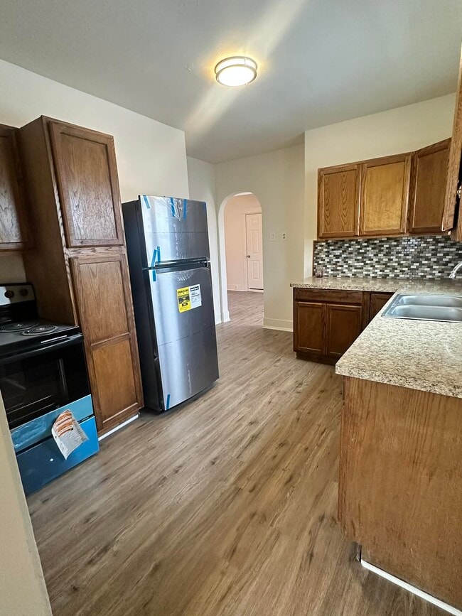 Building Photo - 906 B St