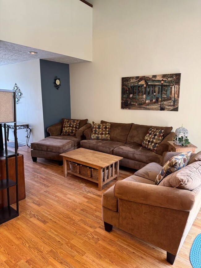 Building Photo - Affordable Lakeside Condo – 3 Bed, 1 Bath