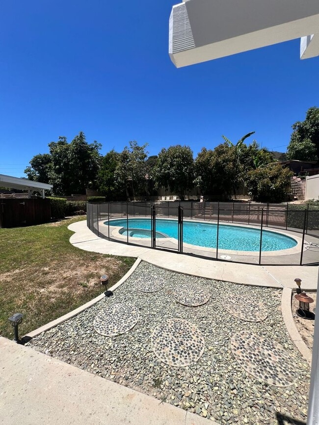 Building Photo - Santa Paula - Spacious pool home in wonder...