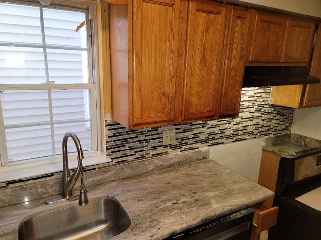 Building Photo - 323 E Jersey St