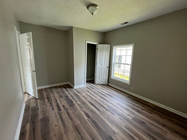 Building Photo - Quaint 2 Bedroom in Shelbyville!