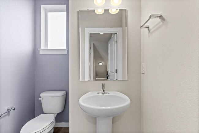 Building Photo - Newer 4 bed, 3.5 bath Townhome In Lynnwood $3295/mo.