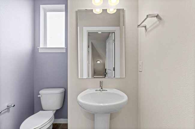 Building Photo - Newer 4 bed, 3.5 bath Townhome In Lynnwood...