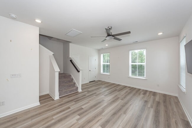 Building Photo - 4 Bedroom, 3.5 Bathroom Townhome in Foxbank Plantation - Moncks Corner