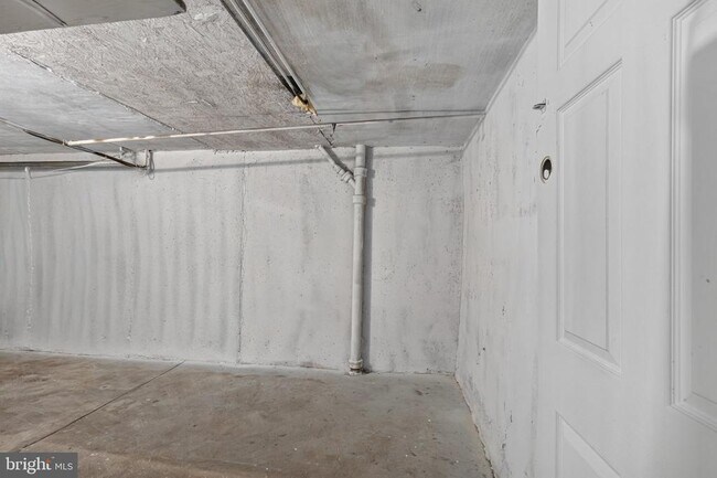 Building Photo - 331 W 21st St