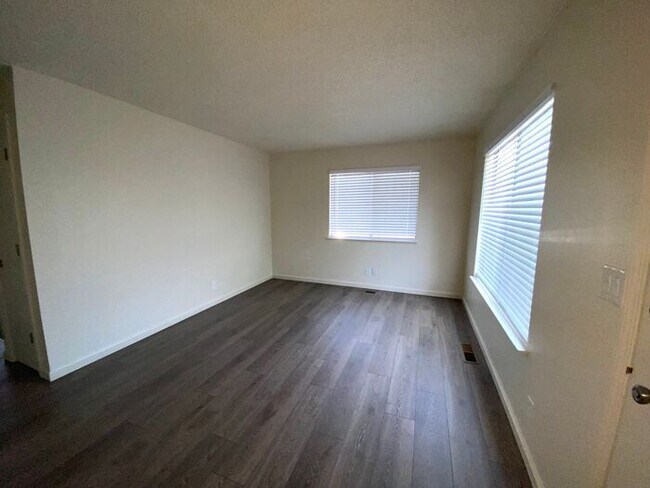 Building Photo - Reno Duplex - Pet Friendly, Garage, Dishwa...