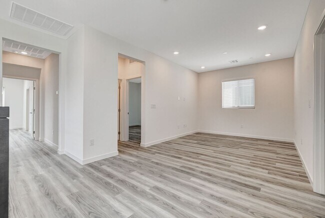 Building Photo - Spacious 3-Bed Summerlin Home with Den, Lo...