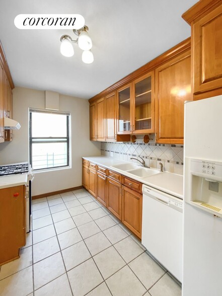 Building Photo - 69 Tiemann Pl