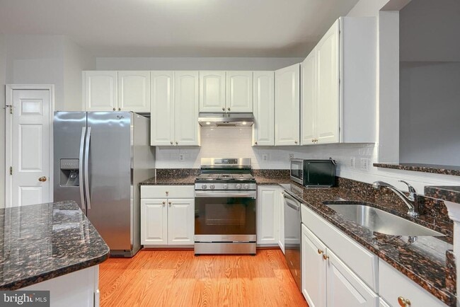 Building Photo - 8820 Papillon Dr