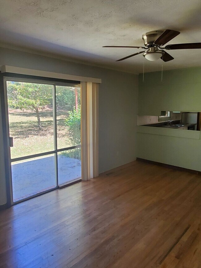 Building Photo - Cozy Three Bedroom Home!