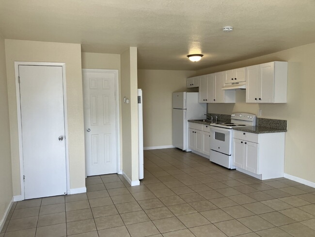 Building Photo - Charming Studio Apartment in Atwater – Con...