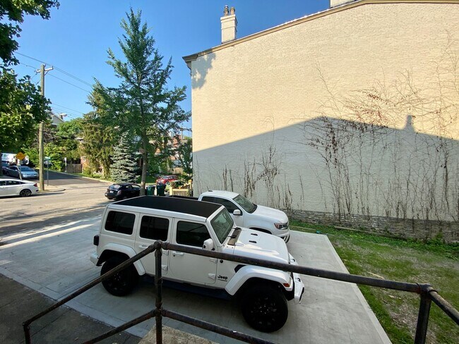 Building Photo - 451 Warner St