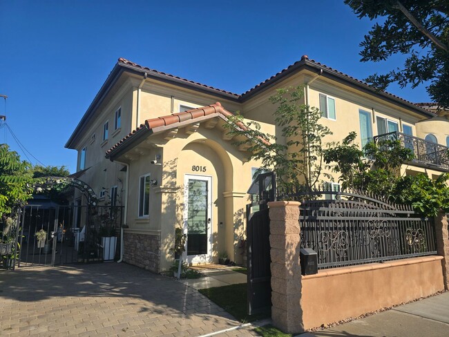 Building Photo - Fully Furnished 2 Bed, 2 Bath Townhome – 5...