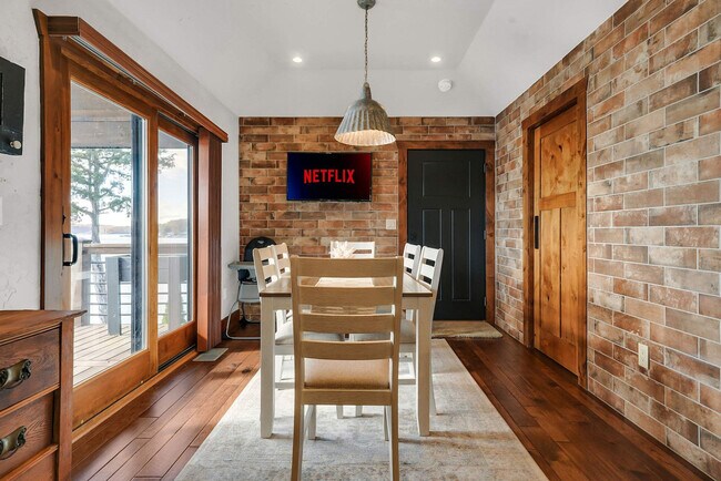 Building Photo - 201 Shady Ozark Ln