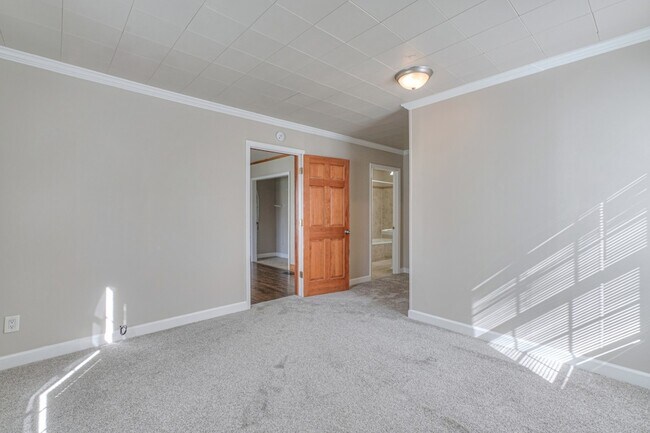 Building Photo - 1402 N Tennessee Blvd