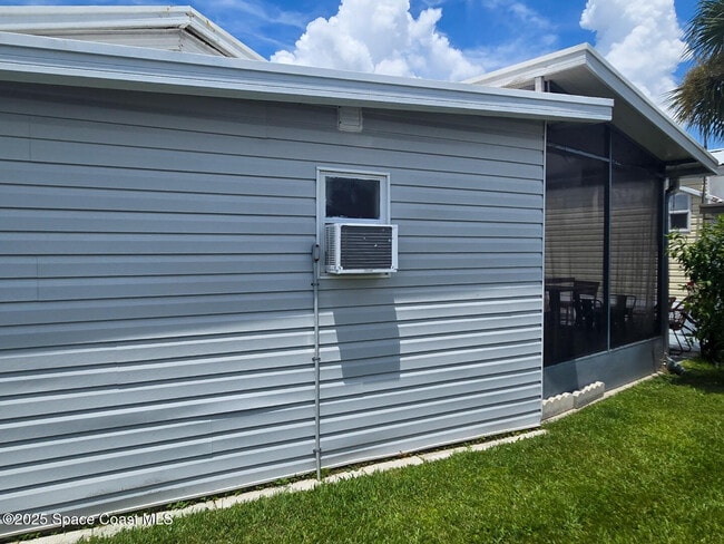 Building Photo - 135 Blue Lake Pl