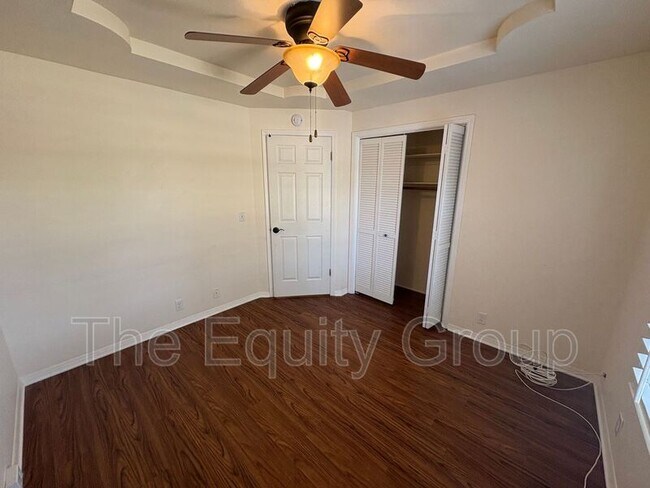 Building Photo - 519 N Aspen St
