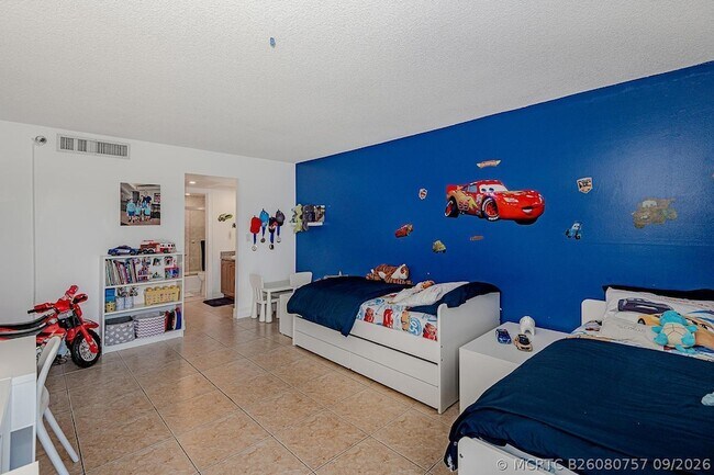 Building Photo - 3475 N Country Club Dr