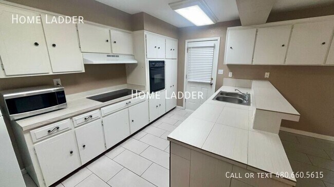 Building Photo - 1128 E Broadmor Dr