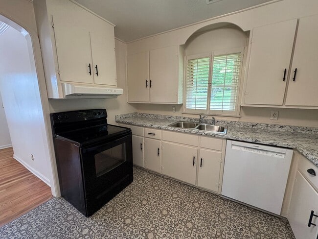 Building Photo - Cozy 3/1 House in East Rome- $1,495