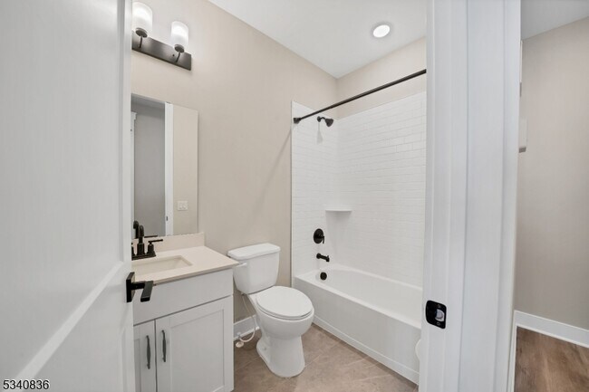 Building Photo - 105 Iris Ct