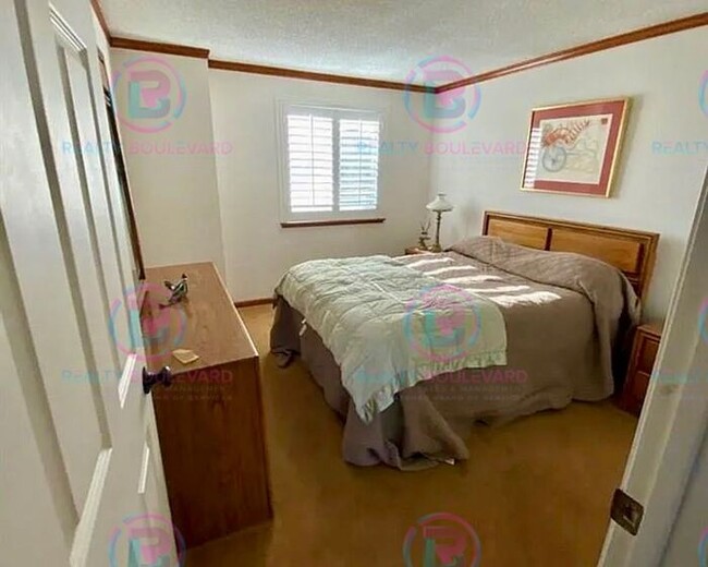Building Photo - Spacious 4-bedroom, 3-bath home located in...