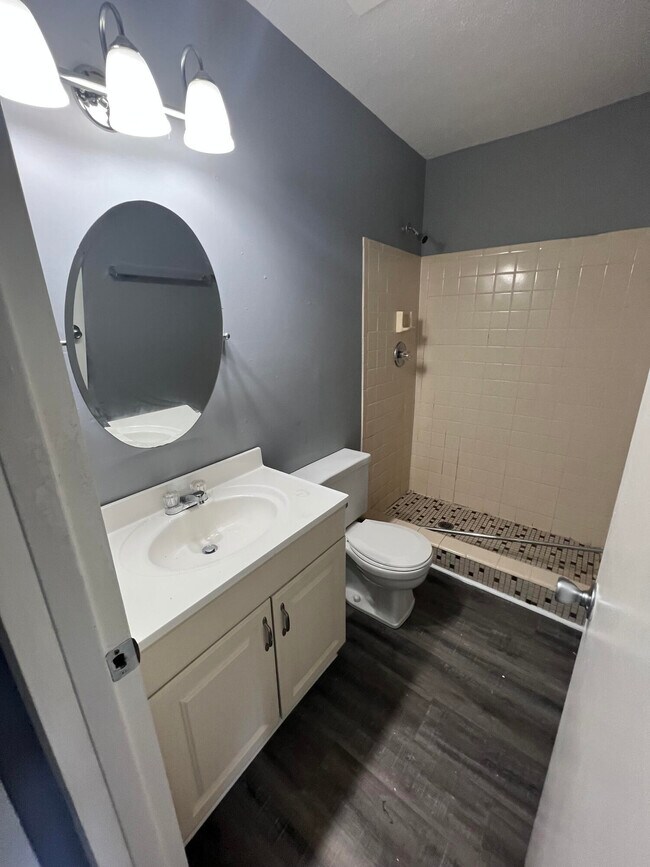 Building Photo - 421 Redding Rd