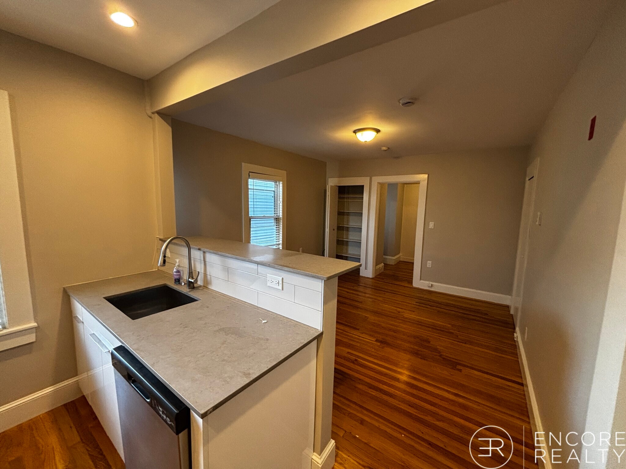 Building Photo - 222 Banks St