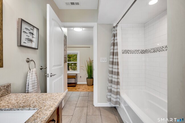 Building Photo - 736 Main St